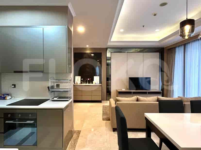 Area ruang tamu dan dapur yang digabungkan dengan desain modern.