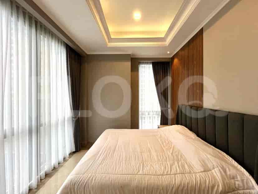 Kamar tidur dengan tempat tidur ukuran king, panel kayu, dan jendela besar.