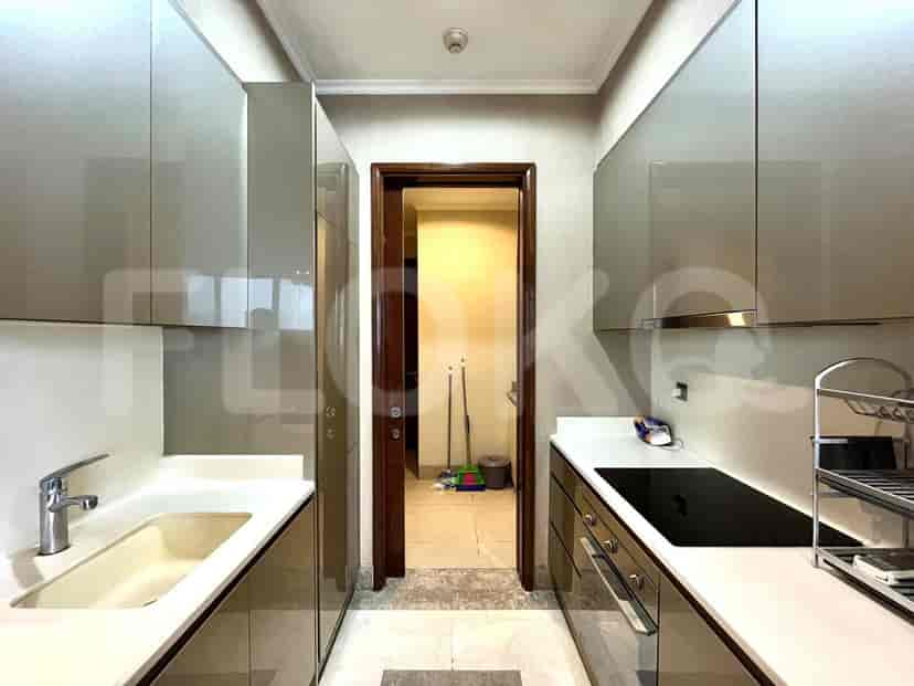 Dapur dengan kompor listrik dan lemari modern.