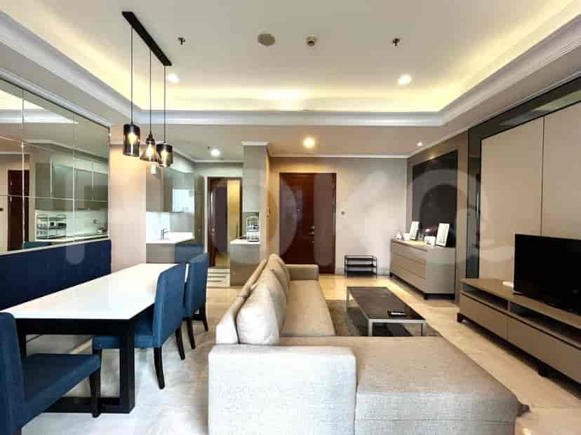 Ruang tamu dengan sofa sectional, ruang makan, dan pemandangan ruangan lain.