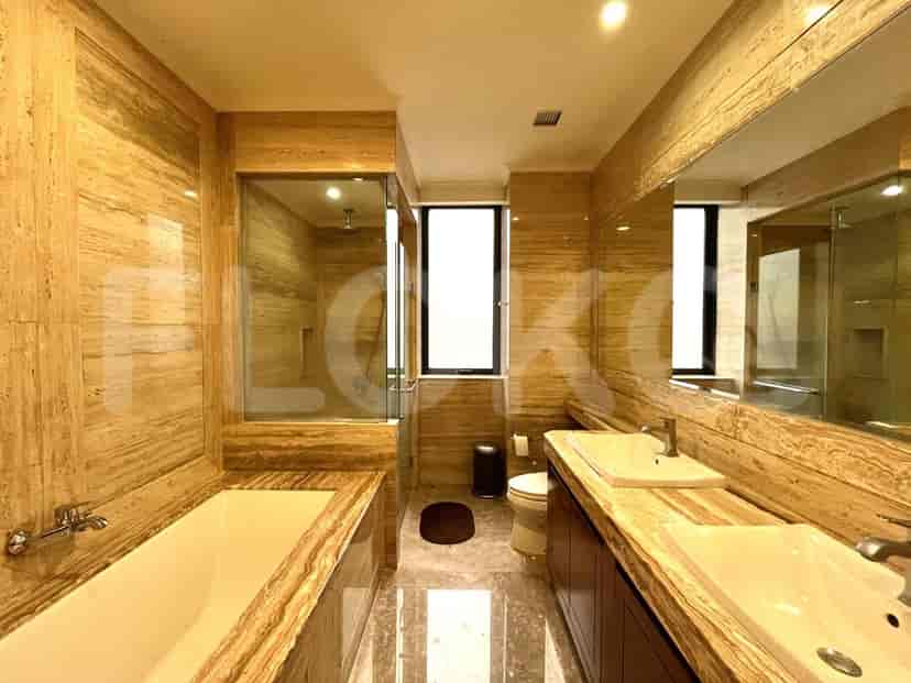 Kamar mandi mewah dengan aksen marmer dan bak mandi.