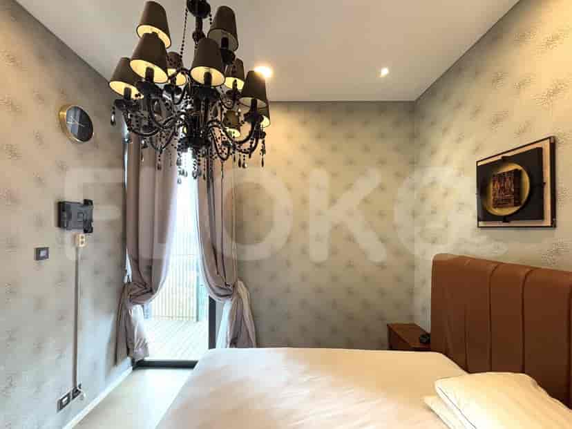 Kamar tidur dengan tempat tidur, lampu gantung, dan pemandangan balkon.
