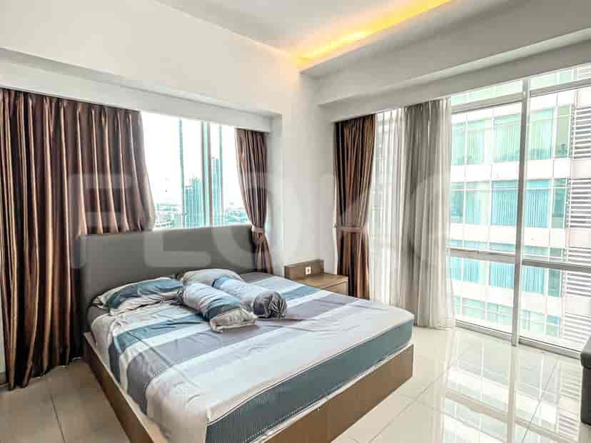 Kamar tidur dengan tempat tidur ukuran queen, jendela besar, dan gorden.