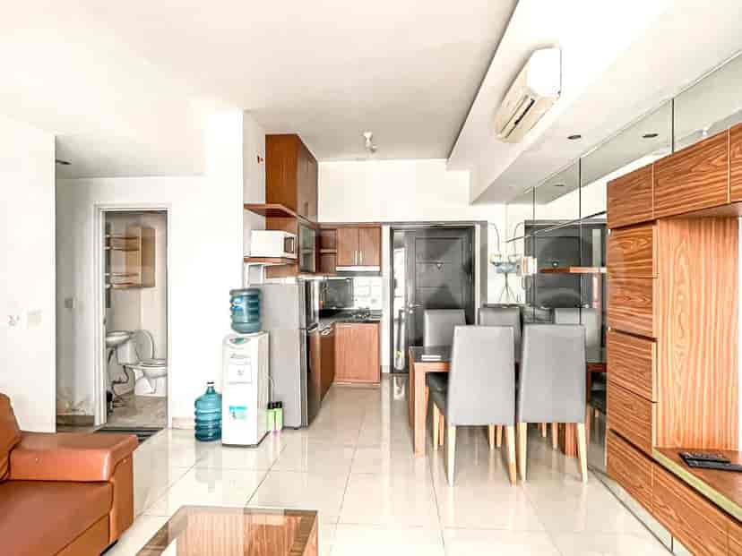 Area dapur dan ruang makan terbuka dengan peralatan dan dekorasi modern.