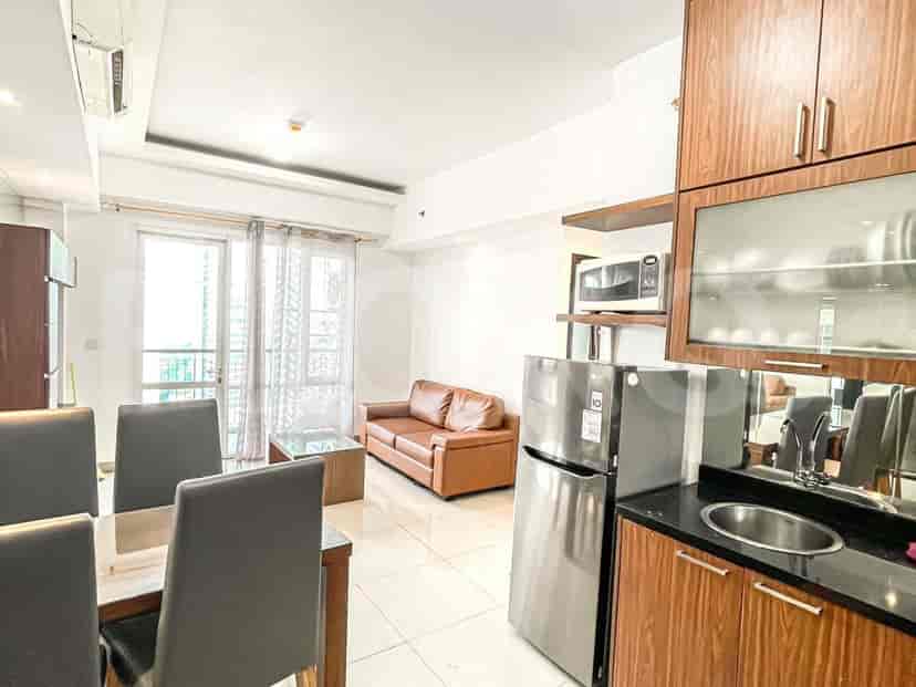 Dapur dan ruang tamu dengan sofa dan peralatan.