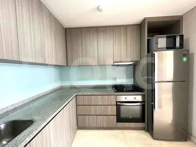 A modern kitchen with cabinets, appliances, and a glass backsplash.