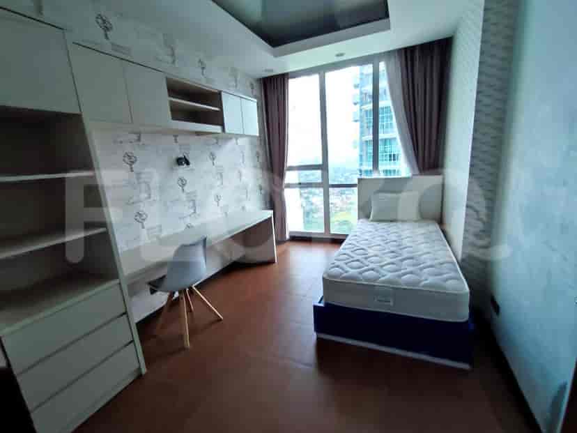 Cozy bedroom with a single bed, desk, and built-in wardrobe.