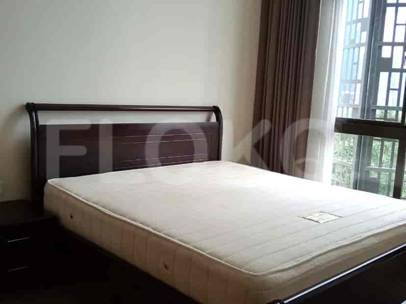 Kamar tidur dengan tempat tidur queen, meja samping tempat tidur, dan jendela besar.