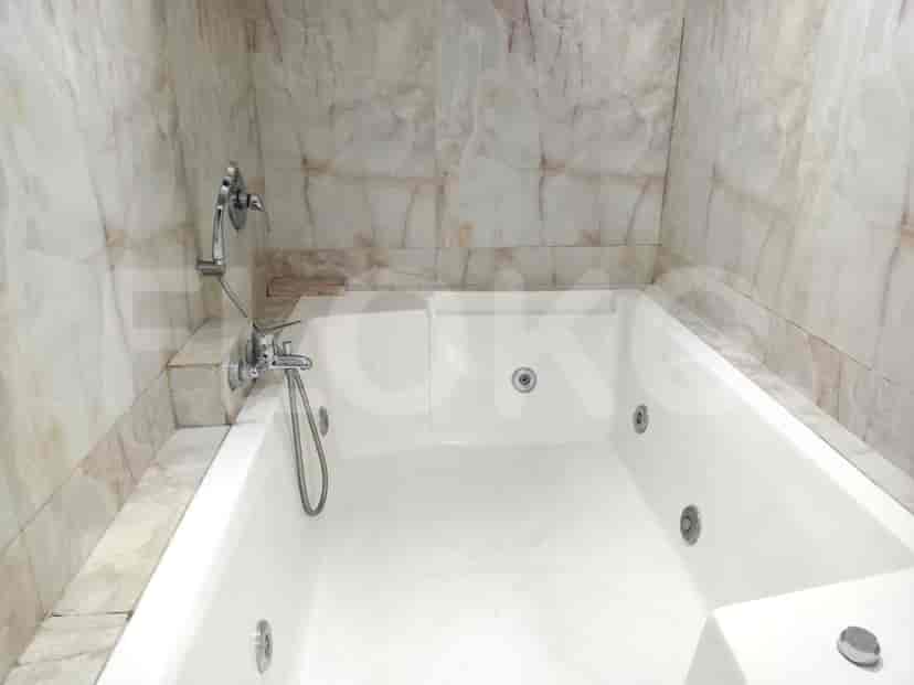 A bathroom with a jacuzzi bathtub.
