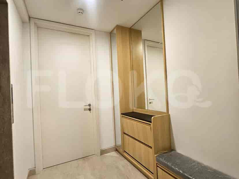 A small hallway featuring a wooden bench and wardrobe.