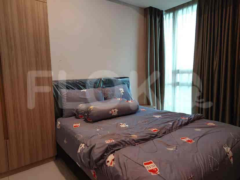 A bedroom featuring a double bed and wardrobe.