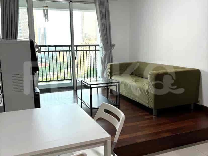 Ruang tamu dengan sofa, meja kopi, meja makan, dan balkon dengan pemandangan kota.
