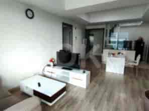 Kamar tidur dengan tempat tidur besar, nakas, dan lemari pakaian.