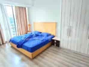 Kamar tidur dengan tempat tidur tarik, sandaran kepala, dan nakas.