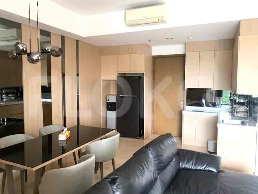 Kamar mandi dengan wastafel persegi modern, cermin besar, dan dinding bermotif marmer.