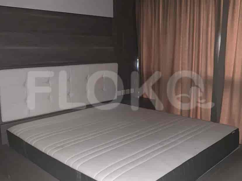 Kamar tidur dengan tempat tidur besar, kepala tempat tidur empuk, dan gorden berwarna netral.