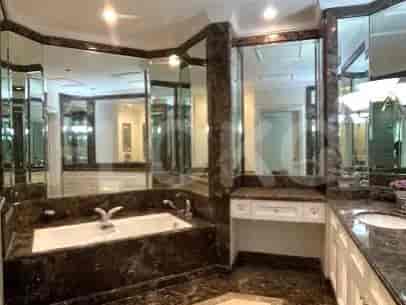 Kamar mandi mewah dengan bak mandi, meja rias, cermin besar, dan sentuhan marmer.
