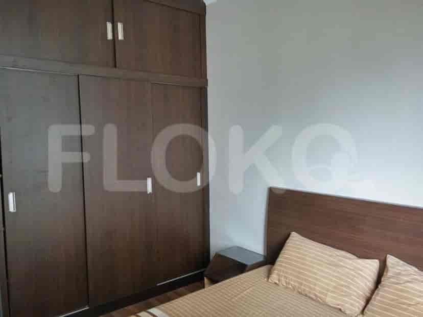 Kamar tidur dengan tempat tidur dan lemari pakaian.