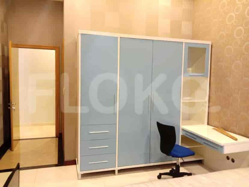 Sudut ruangan dengan lemari besar biru dan putih, meja tanam, dan kursi belajar.