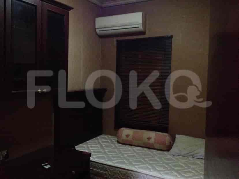Kamar tidur dengan tempat tidur, jendela dengan tirai, dan unit AC.