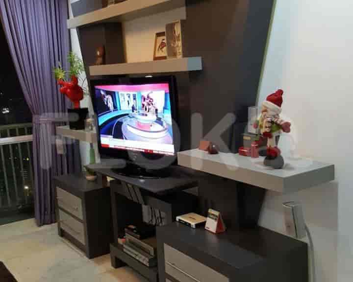 Living room with a TV unit, TV, and decorations.