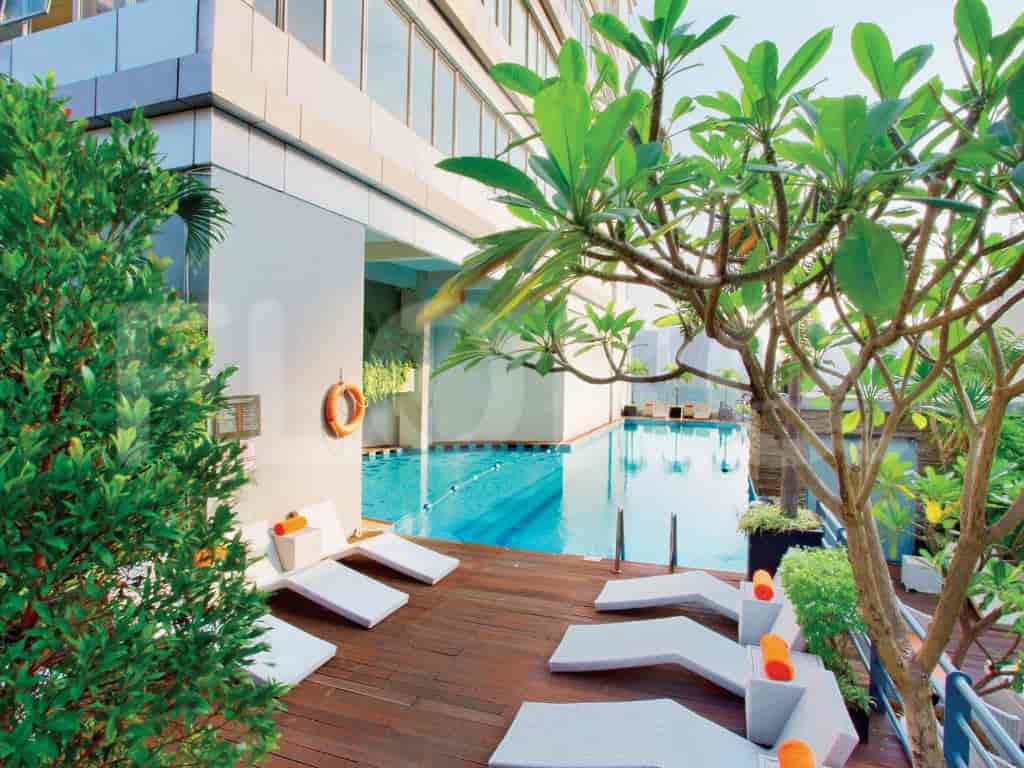 fx suites pool_nw.jpg