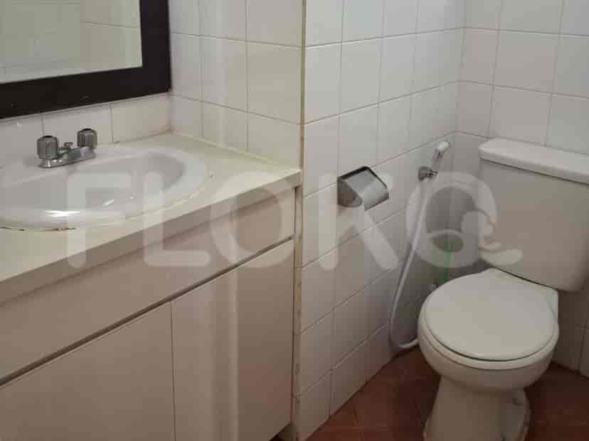 A bathroom with a toilet and a sink.