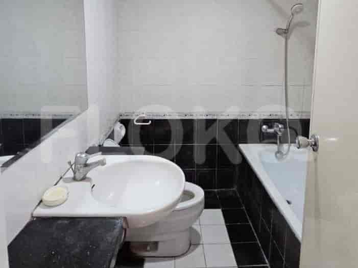 A bathroom with a sink, toilet, and bathtub.