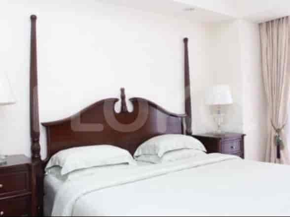 Bedroom with a bed, bedside tables, and lamps.