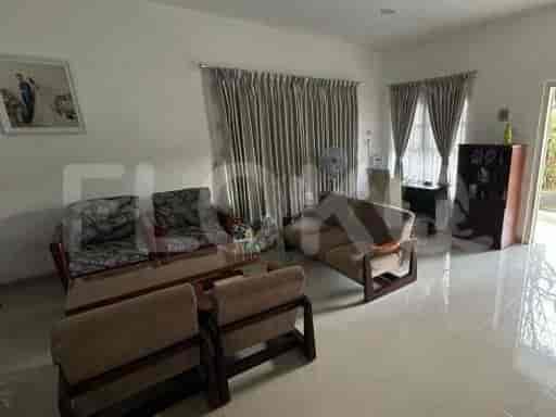 Ruang tamu yang dilengkapi dengan dua sofa, meja kopi, dan tirai yang menutupi jendela.