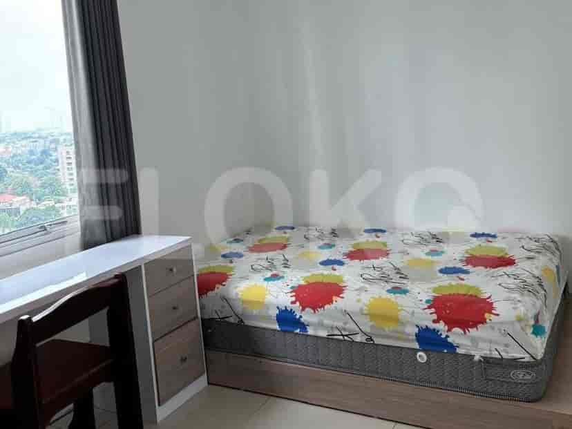 Kamar tidur dengan tempat tidur, meja, dan kursi.
