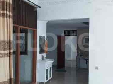 Area kamar mandi menampilkan wastafel dinding dan cermin.