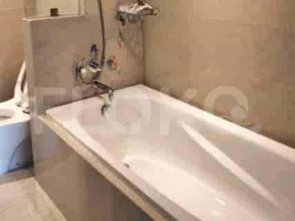 Bathroom with a bathtub, toilet, and a white vanity.