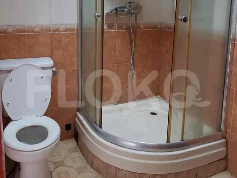 A bathroom with a toilet and a shower.
