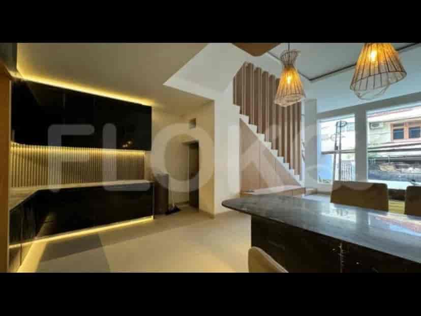 RHASd69 | House in Jakarta Barat for Sale with 4 Bedrooms & Carport 2