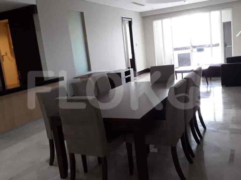 Dining room with a table and chairs.