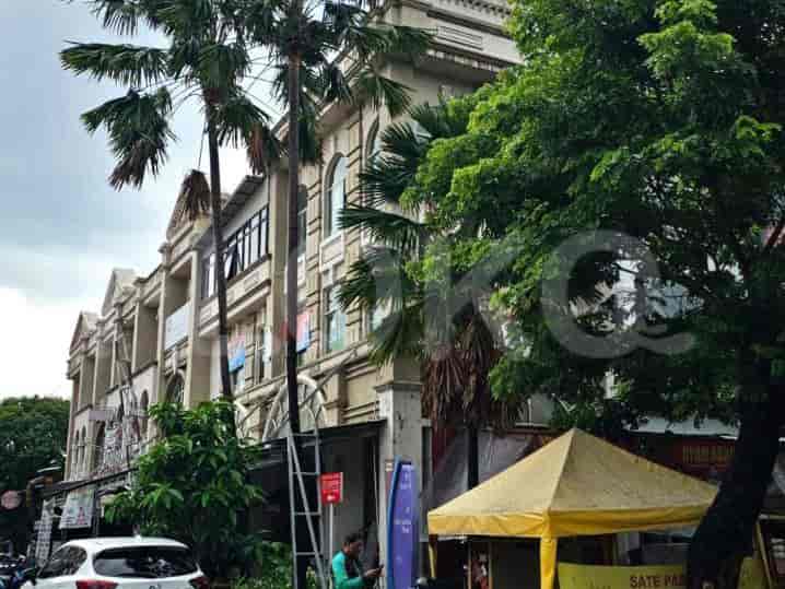 198 sqm, shophouse for sale in Jalan Grand Galaxy City, Bekasi - RKS010 1