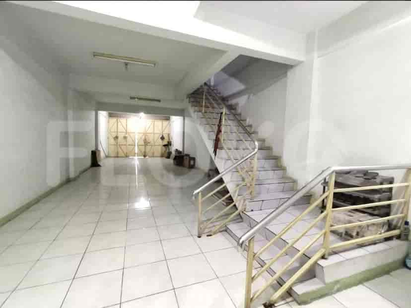 Dijual Ruko Luas 240 m2 di Jalan Gereja Ayam, Pasar Baru 3