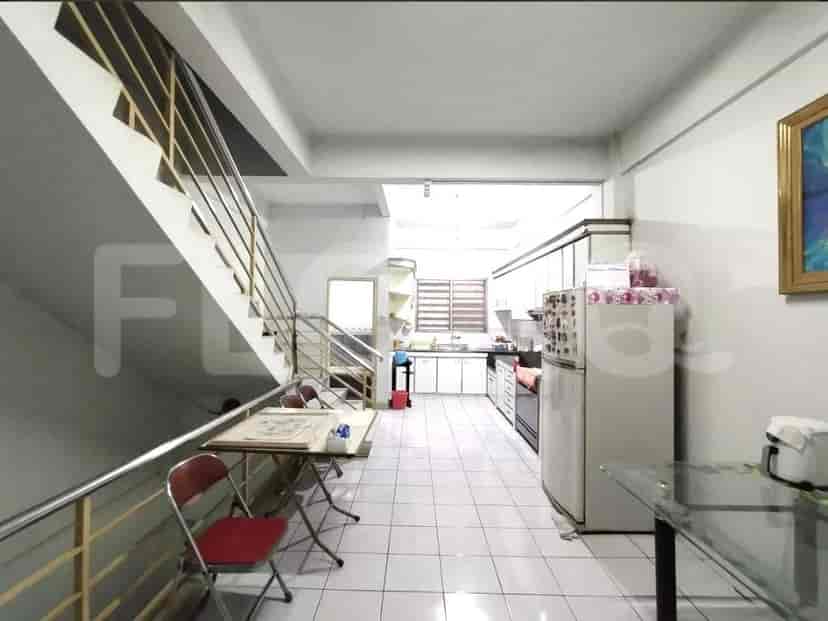 Dijual Ruko Luas 240 m2 di Jalan Gereja Ayam, Pasar Baru 2