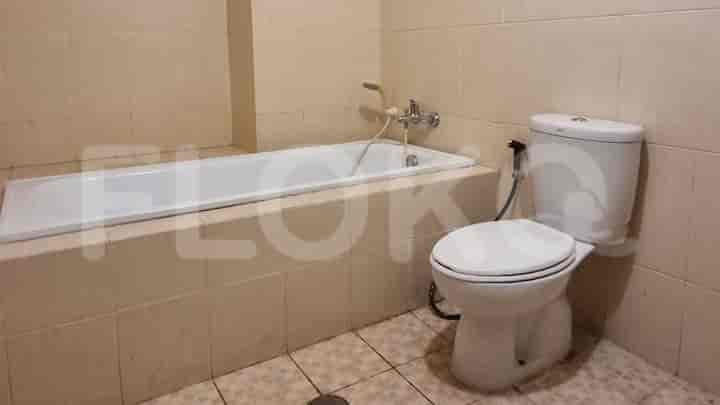 Kamar mandi dengan bak mandi dan toilet.