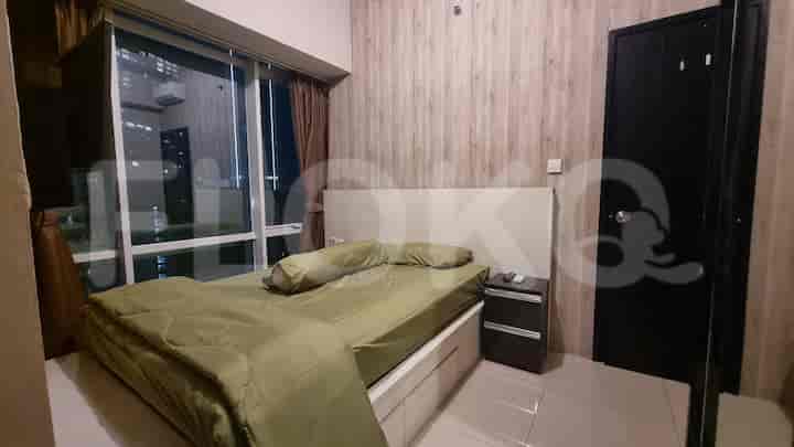 Kamar tidur modern dengan tempat tidur queen dan jendela dengan pemandangan kota.