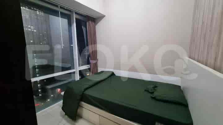 Kamar tidur kecil dengan tempat tidur dan pemandangan kota.