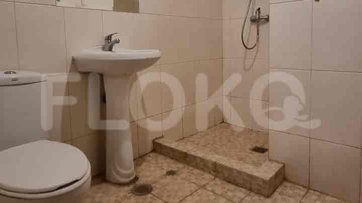 Kamar mandi dengan shower dan toilet.