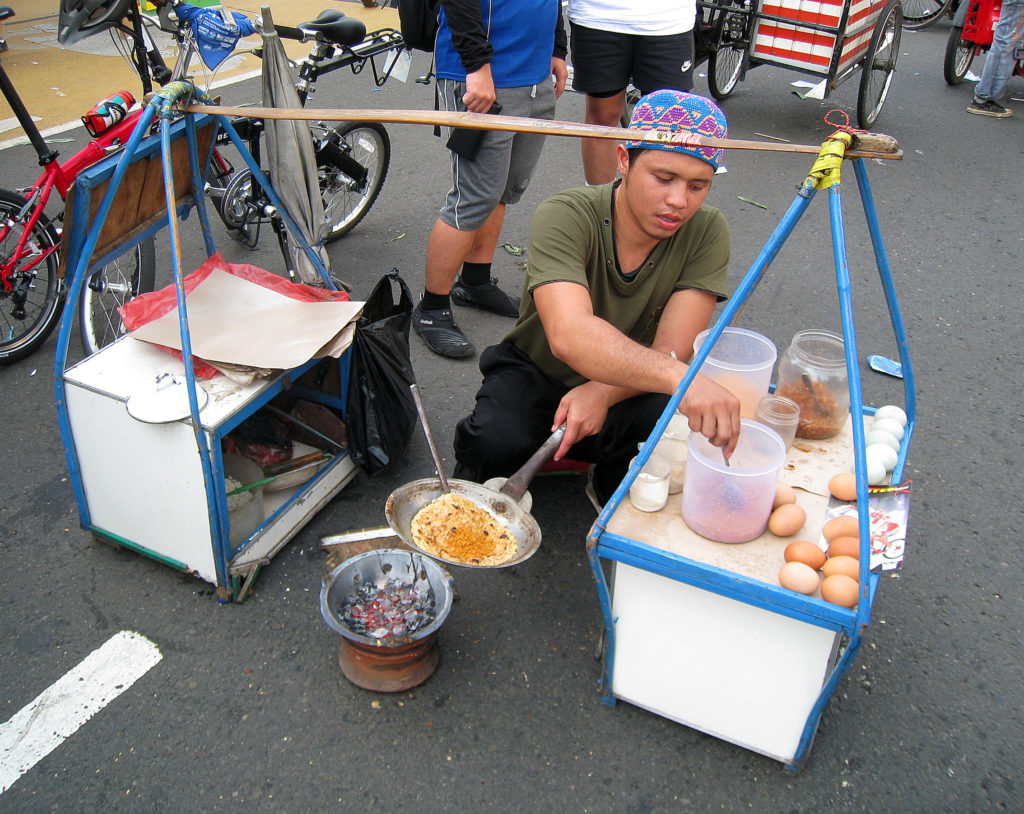 kerak telor betawi vendor street food jakarta
