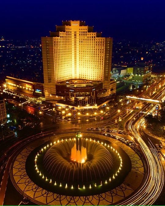 Monumen Selamat Datang pada malam hari