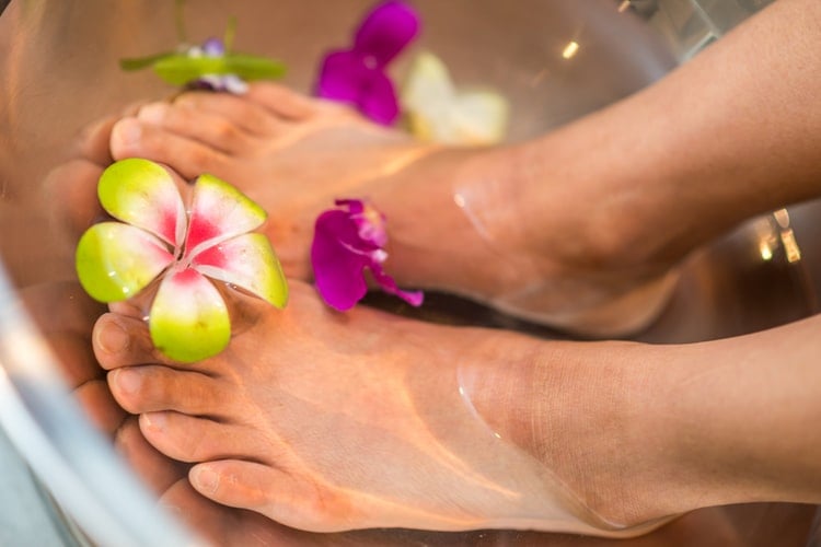 foot dip in pedicure tub