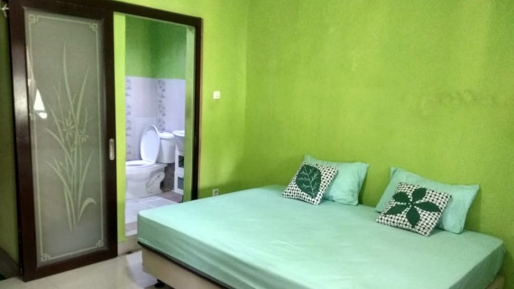 salah satu kamar di kost rumah hijau apuliyah, palmerah