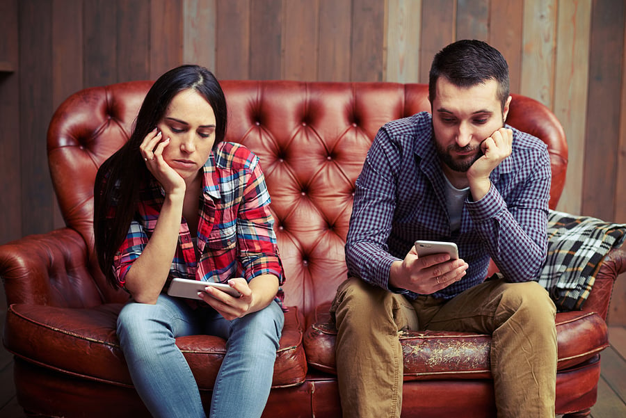 couple play cellphone