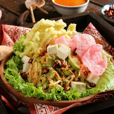 asinan betawi dengan kerupuk mie dan kerupuk pasir