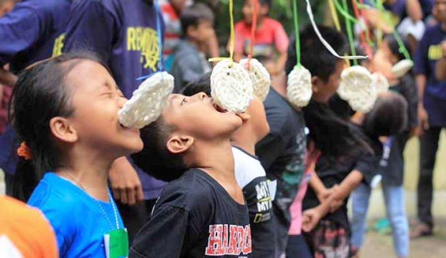 makan kerupuk saat perayaan HUT RI